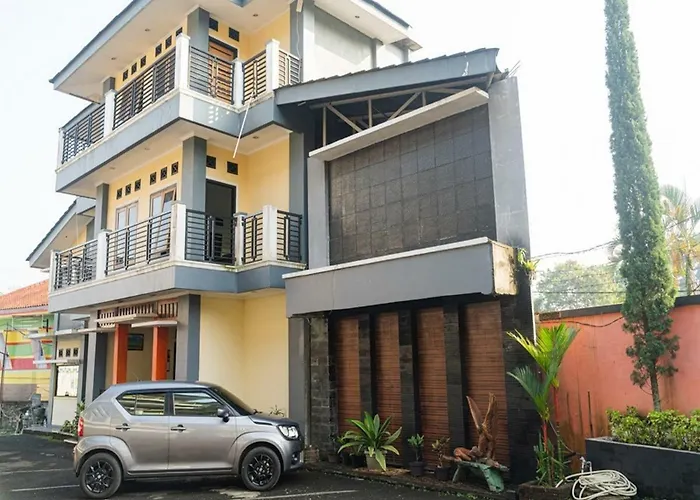 RedDoorz Plus @ Cibogo Puncak 3